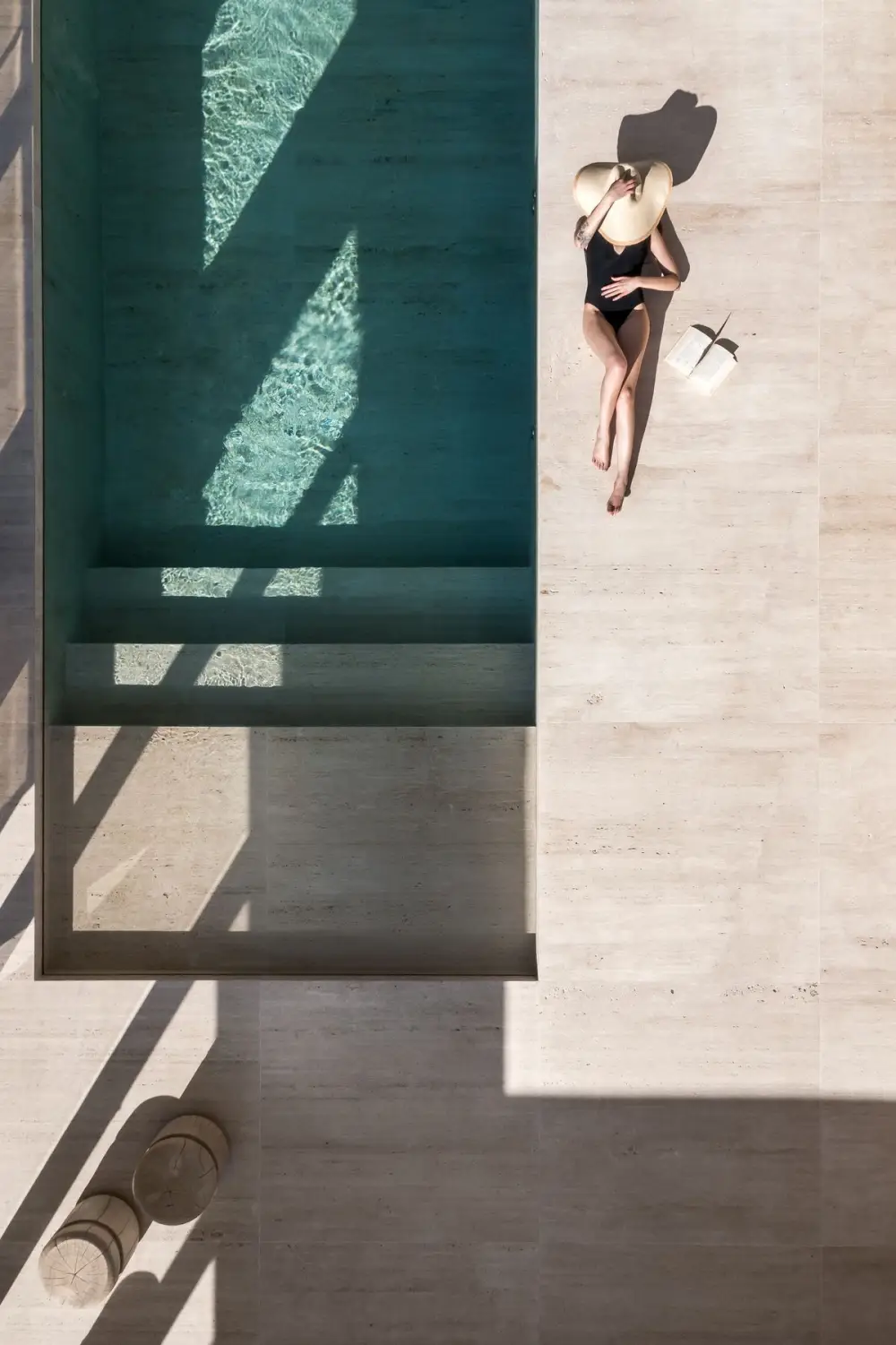 Borda de piscina em travertino
