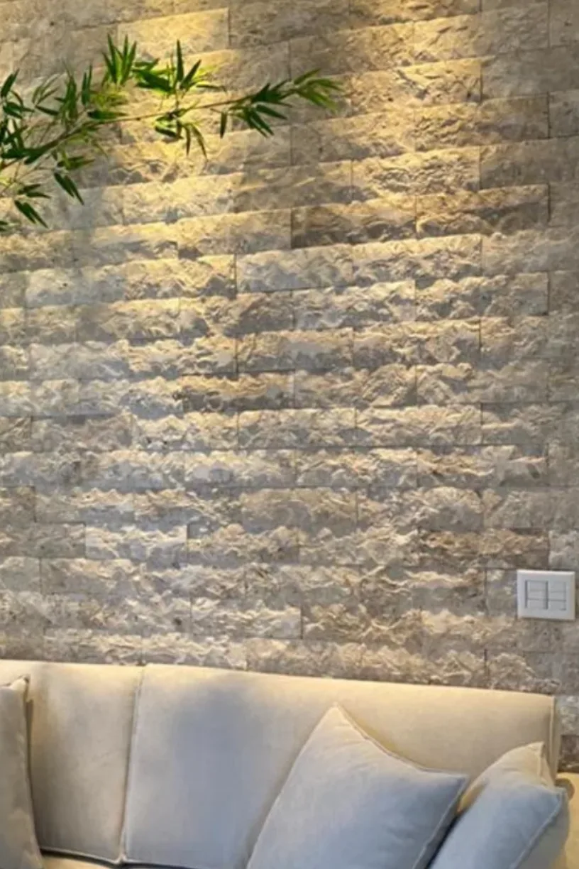 Parede em travertino rock face